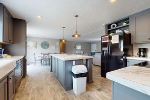 Een koelkast, een magnetron, een oven, een kookplaat