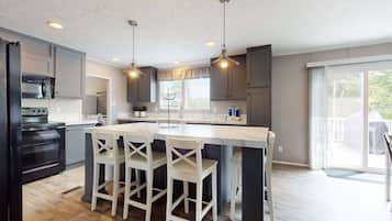 Een koelkast, een magnetron, een oven, een kookplaat