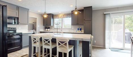 Een koelkast, een magnetron, een oven, een kookplaat