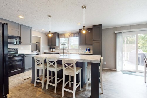 New Lake Home, Sleeps 14 ・Private Dock・Deck・Grill