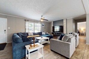 Een televisie, een dvd-speler en een kantoor