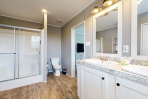 Shower, towels, shampoo - New Lake Home, Sleeps 14 , Private Dock, Deck, Grill (Caryville)