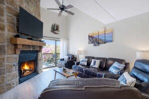 TV, fireplace, DVD player, offices - Newly Renovated Condo, Sleeps 7・Arcade・Shared Pool (Gatlinburg)