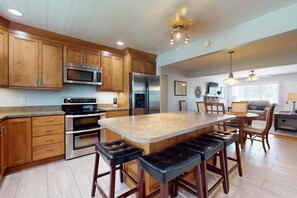 Fridge, microwave, oven, stovetop - Peaceful Waterfront Home・Private Dock・Grill・Patio (Dandridge)