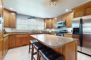 Fridge, microwave, oven, stovetop - Peaceful Waterfront Home・Private Dock・Grill・Patio (Dandridge)