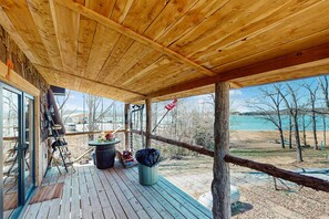 Property grounds - Cozy Lake Front Cabin, Sleeps 4, Dock, Play Yard (Dandridge)