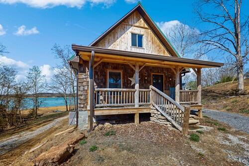 Cozy Lake Front Cabin, Sleeps 4・Dock・Play Yard