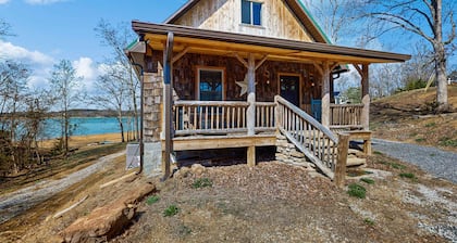 Cozy Lake Front Cabin, Sleeps 4・Dock・Play Yard