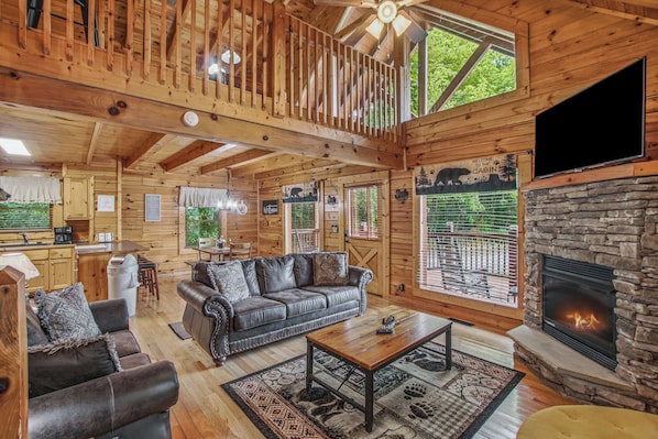 TV, fireplace, offices - Family Friendly Cabin, Sleeps 9, Hot Tub, Pool Table (Pigeon Forge)