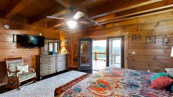 Escritorio, tabla de planchar con plancha, wifi y ropa de cama