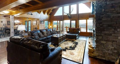 3 Story Lake Escape, Sleeps 16・Hot Tub・Pool Table