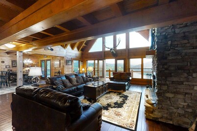 3 Story Lake Escape, Sleeps 16・Hot Tub・Pool Table