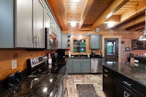 Fridge, microwave, oven, stovetop - 3-Story Lake Escape, Sleeps 16・Hot Tub・Pool Table (New Tazewell)