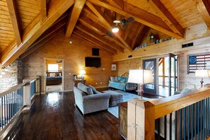 TV, fireplace, DVD player, offices - 3 Story Lake Escape, Sleeps 16・Hot Tub・Pool Table (New Tazewell)