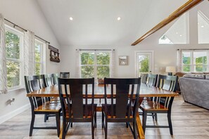 Dining - Stunning Lakeview Home・Game Room・Dock・Hot Tub (LaFollette)