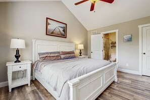 8 bedrooms, iron/ironing board, WiFi, bed sheets - Stunning Lakeview Home・Game Room・Dock・Hot Tub (LaFollette)