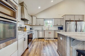 ثلاجة، ميكروويف، فرن، موقد طهي مسطح