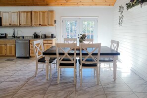 Dining - Cozy Home, Sleeps 6, Hot Tub, Fire Pit (Kodak)