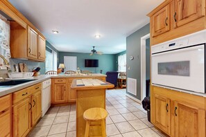 Fridge, microwave, oven, stovetop - Near Douglas Lake Serene Escape・Yard・Games・Grill (Kodak)