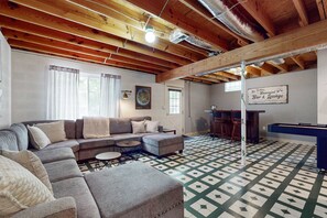 TV, offices - Near Douglas Lake Serene Escape・Yard・Games・Grill (Kodak)
