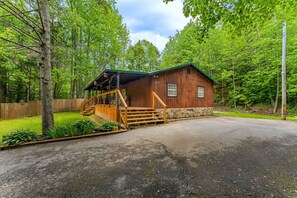 Exterior - Charming Dog Friendly Cabin・Mtn View・Hot Tub・Games (Gatlinburg)