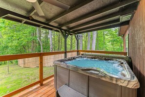 Terrace/patio - Charming Dog Friendly Cabin・Mtn View・Hot Tub・Games (Gatlinburg)
