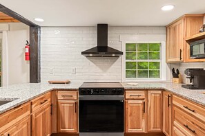 Fridge, microwave, oven, stovetop - Charming Dog Friendly Cabin・Mtn View・Hot Tub・Games (Gatlinburg)
