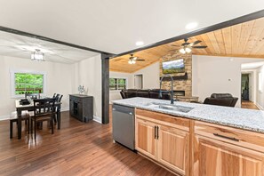 Interior - Charming Dog Friendly Cabin・Mtn View・Hot Tub・Games (Gatlinburg)