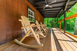 Terrace/patio - Charming Dog Friendly Cabin・Mtn View・Hot Tub・Games (Gatlinburg)