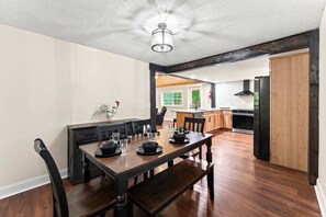 Dining - Charming Dog Friendly Cabin・Mtn View・Hot Tub・Games (Gatlinburg)