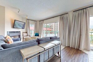 TV, fireplace, offices - Riverfront Retreat Near Dollywood & Parkway・Pool (Pigeon Forge)