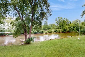 Property grounds - Riverfront Retreat Near Dollywood & Parkway・Pool (Pigeon Forge)