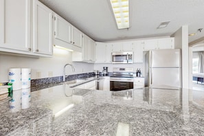 Fridge, microwave, oven, stovetop - Top-Floor River & Mtn View Condo・Sleeps 6・Pool (Pigeon Forge)