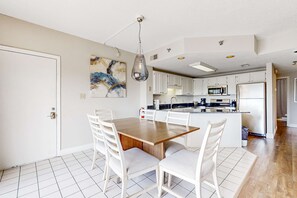 Dining - Top-Floor River & Mtn View Condo・Sleeps 6・Pool (Pigeon Forge)