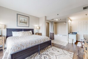3 bedrooms, iron/ironing board, Internet, bed sheets - Top-Floor River & Mtn View Condo・Sleeps 6・Pool (Pigeon Forge)