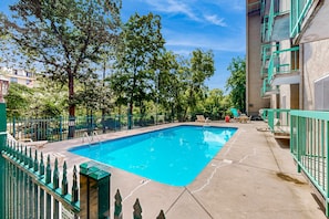 Pool - Top-Floor River & Mtn View Condo・Sleeps 6・Pool (Pigeon Forge)