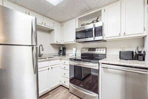 Fridge, microwave, oven, stovetop - Stylish Riverview Corner Unit, Sleeps 4, Balcony (Pigeon Forge)