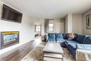 TV, fireplace, DVD player, offices - Stylish Riverview Corner Unit, Sleeps 4, Balcony (Pigeon Forge)