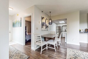 Dining - Stylish Riverview Corner Unit, Sleeps 4, Balcony (Pigeon Forge)