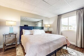 2 bedrooms, iron/ironing board, Internet, bed sheets - Stylish Riverview Corner Unit, Sleeps 4, Balcony (Pigeon Forge)