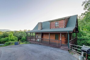 Exterior - Spacious, Dog Welcome Cabin, Sleeps 8, Mtn Views (Pigeon Forge)