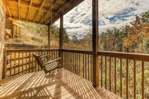 Terrace/patio - Spacious, Dog Welcome Cabin, Sleeps 8, Mtn Views (Pigeon Forge)