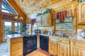 Fridge, microwave, oven, stovetop - Spacious, Dog Welcome Cabin, Sleeps 8, Mtn Views (Pigeon Forge)