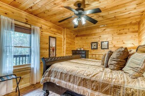 3 bedrooms, iron/ironing board, WiFi, bed sheets - Spacious, Dog Welcome Cabin, Sleeps 8, Mtn Views (Pigeon Forge)