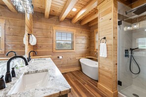 Douche, serviettes fournies, shampooing