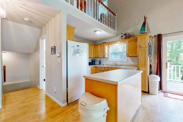 Fridge, microwave, oven, stovetop - Lake front home with games, fire pit, gas grill and dock (LaFollette)