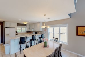 Dining - Norris Lake Family Retreat・Shared Pool・Grill・View (LaFollette)