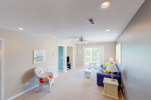 Televisio, takka, DVD-soitin, työhuone