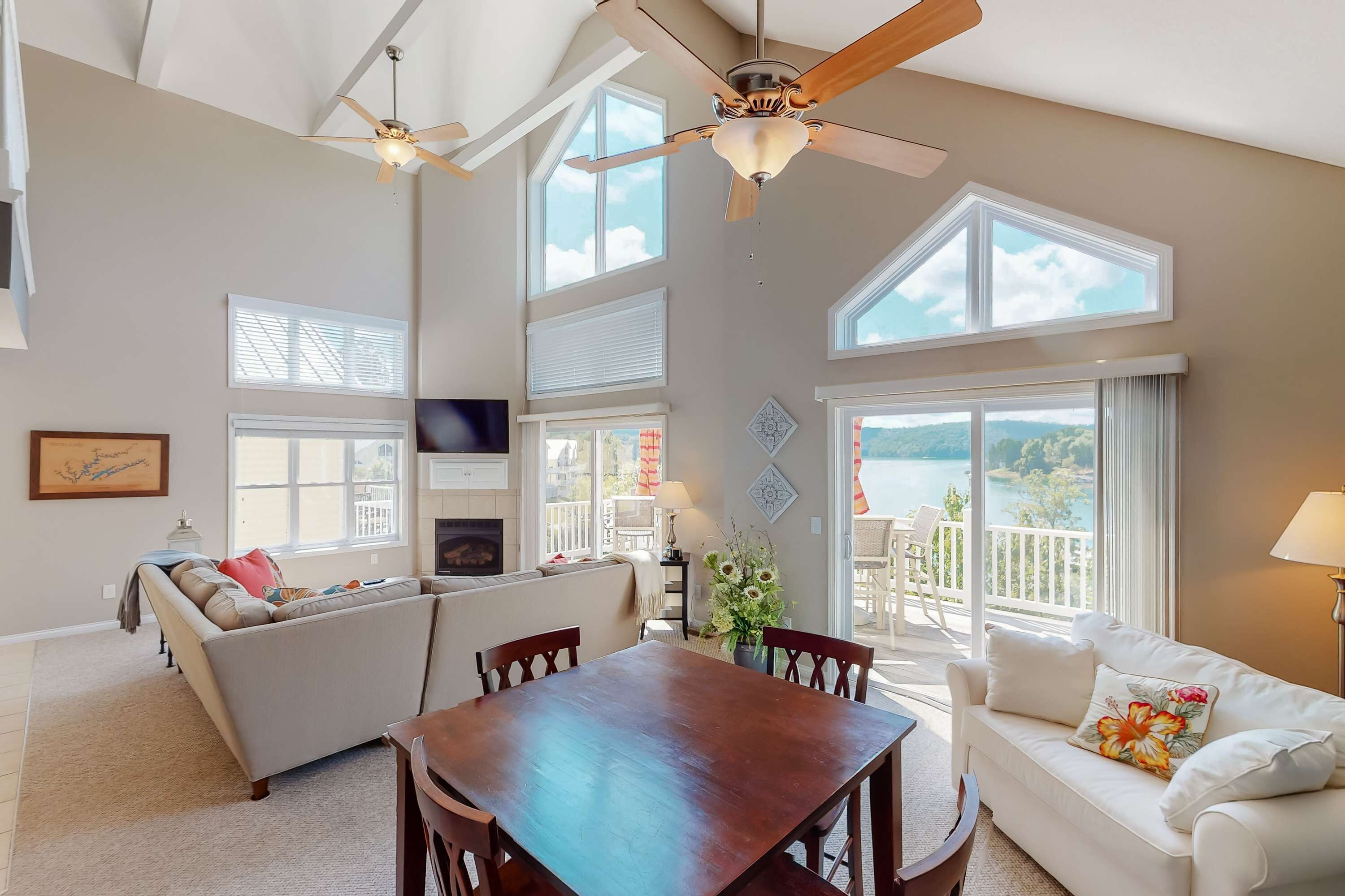 Televisio, takka, DVD-soitin, työhuone