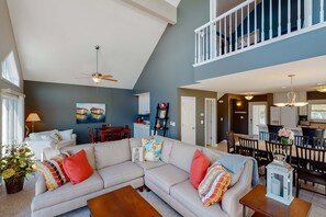 TV, fireplace, offices - Norris Lake Family Retreat・Shared Pool・Grill・View (LaFollette)